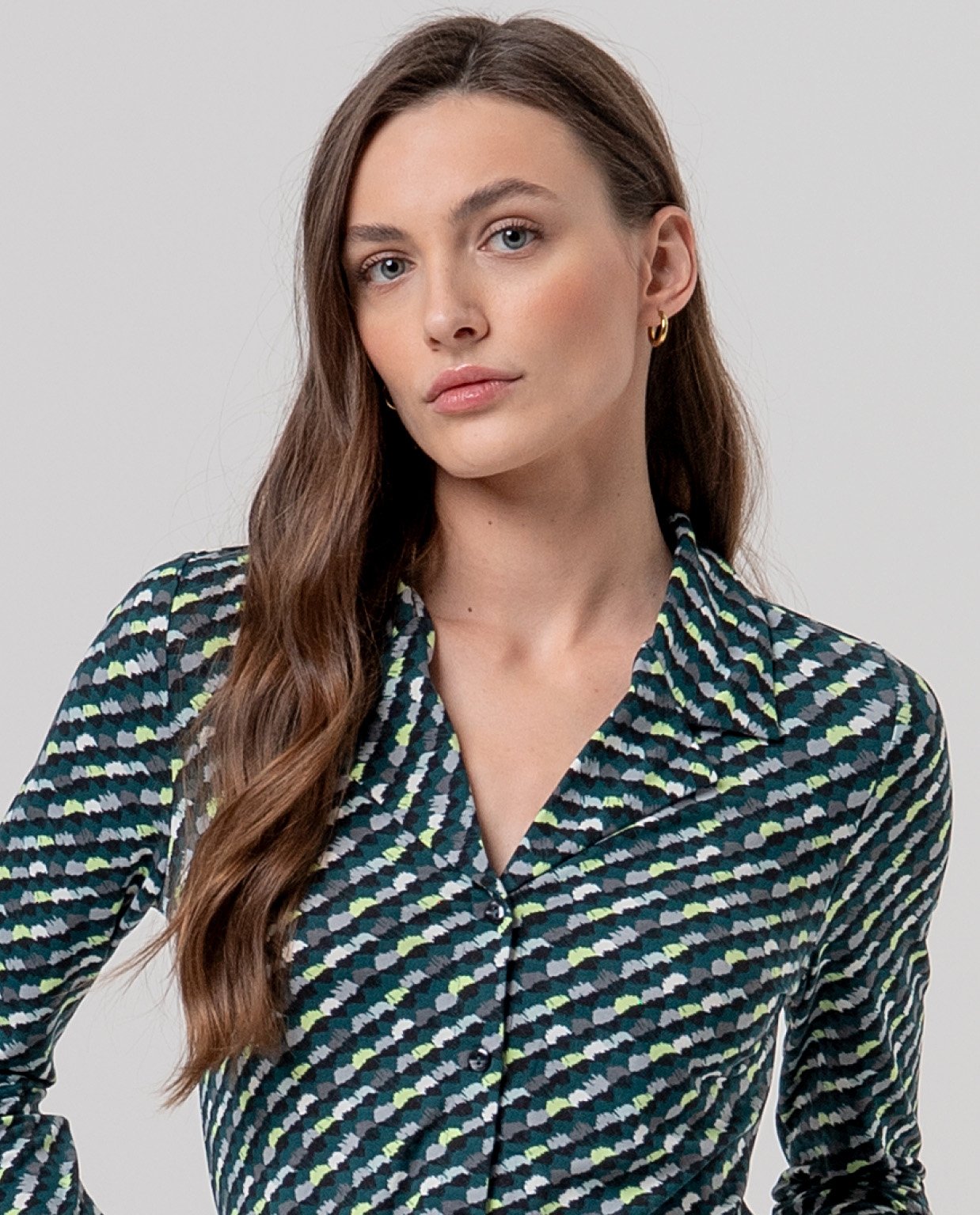 Blusa cuello solapa.Verde botella. - Imagen 2
