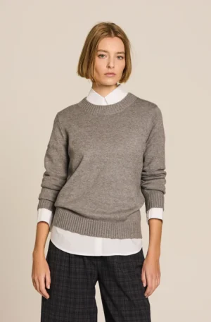 Jersey cuello redondo gris.