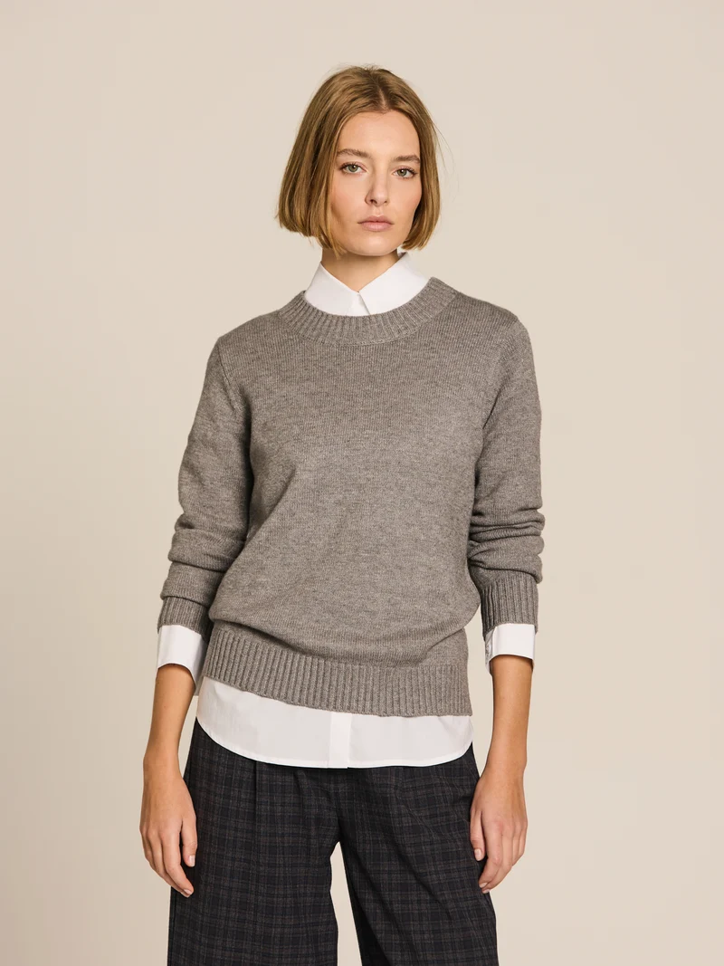 Jersey cuello redondo gris.
