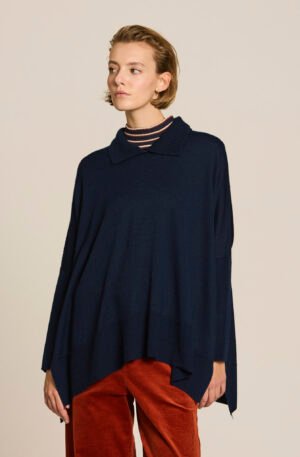 Poncho cuello polo marino.