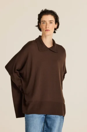 Poncho cuello polo marrón chocolate.
