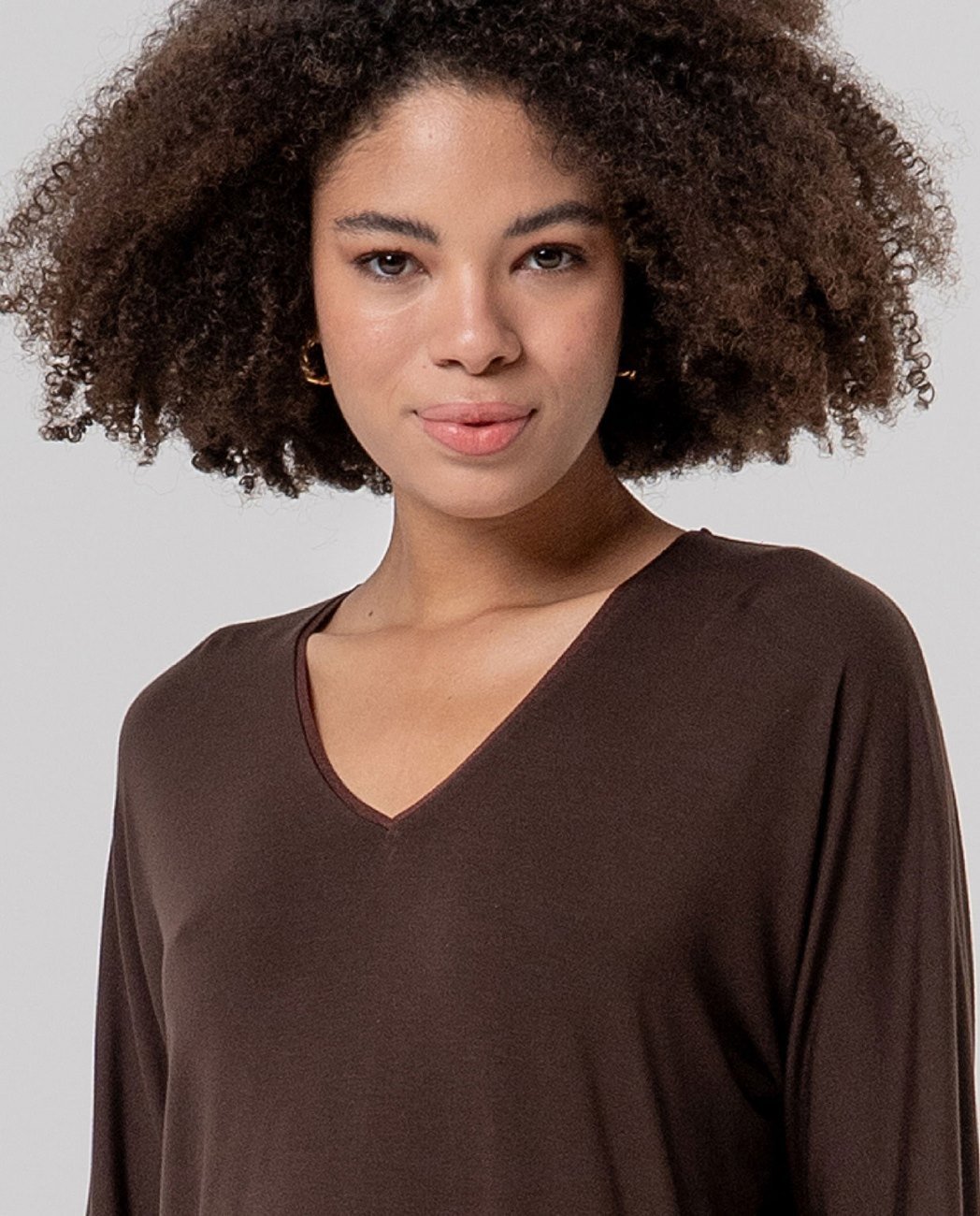 Camiseta pico chocolate. - Imagen 2