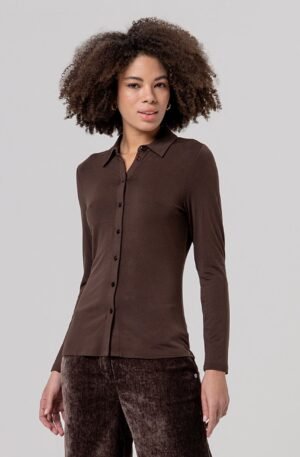 Camisa ajustada chocolate.