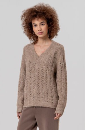 Jersey de pico con lentejuelas beige.